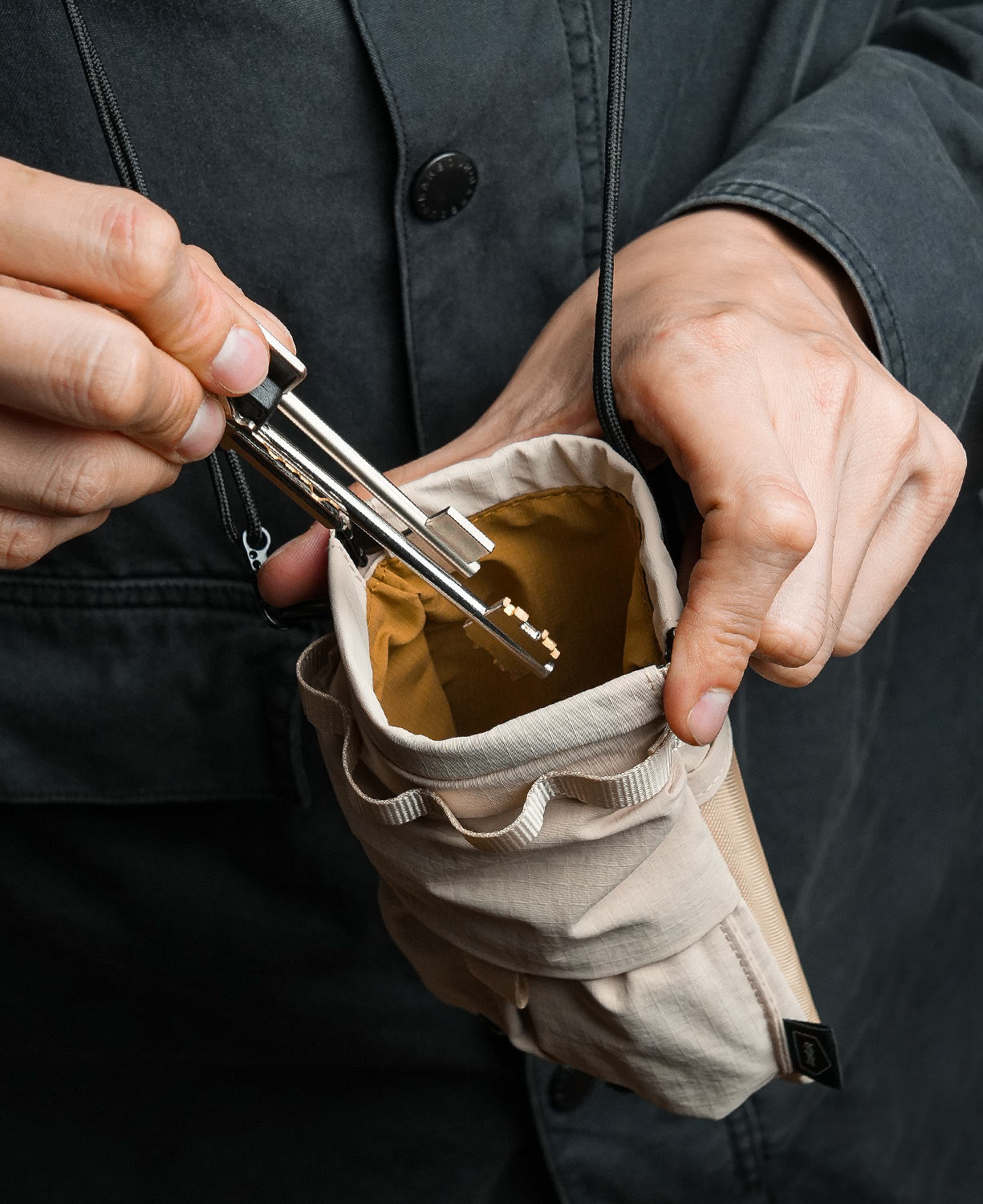 彈簧口金設計開合緊密，兩側織帶包覆避免刮手，完善保護物品。