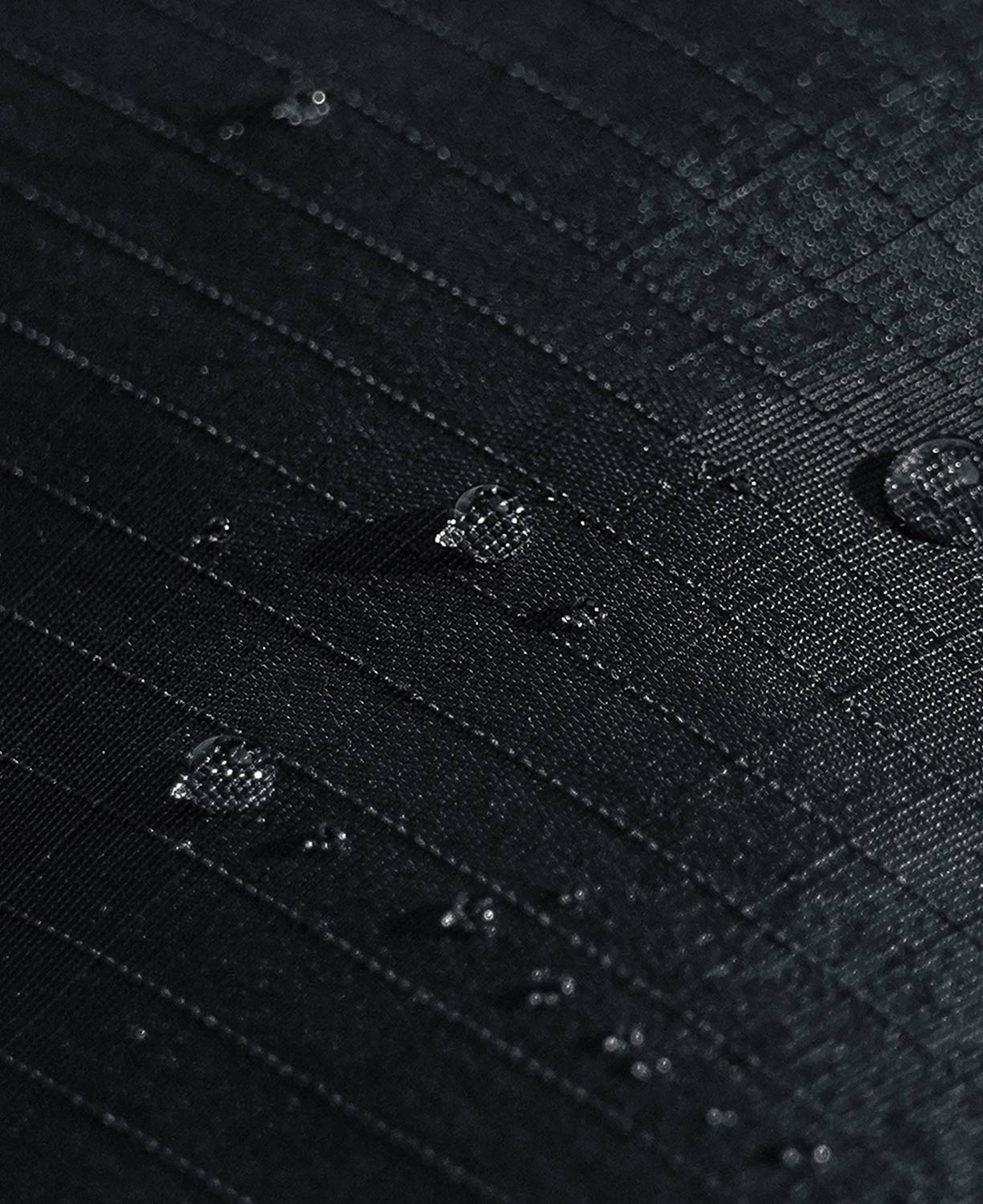 而潛水布上方選用 75D Polyester Fabric，提供抗靜電與耐磨等特性且防潑水，確保產品在長期使用中依然可靠耐用。