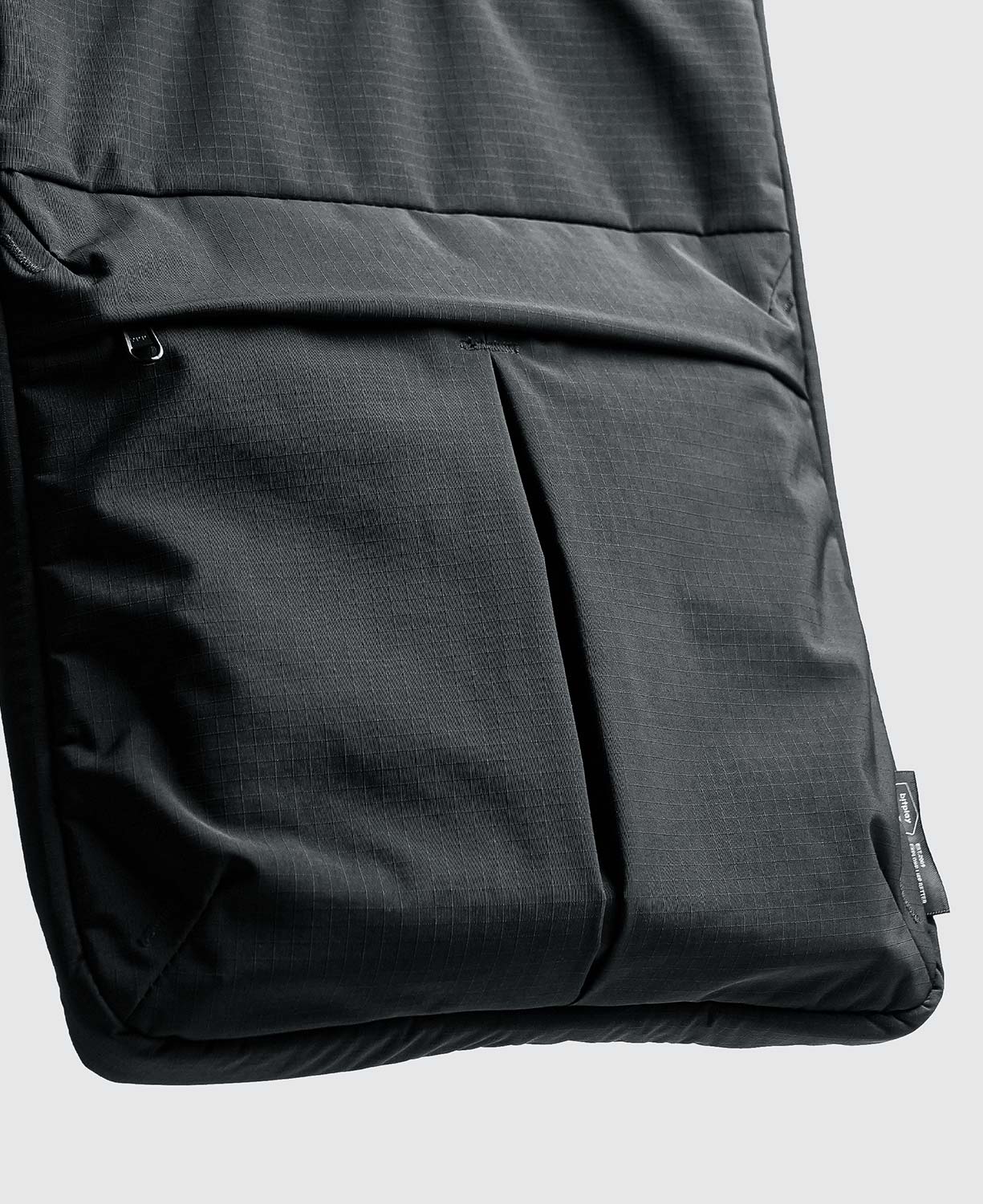 正面箱型摺設計的口袋能擴展容量