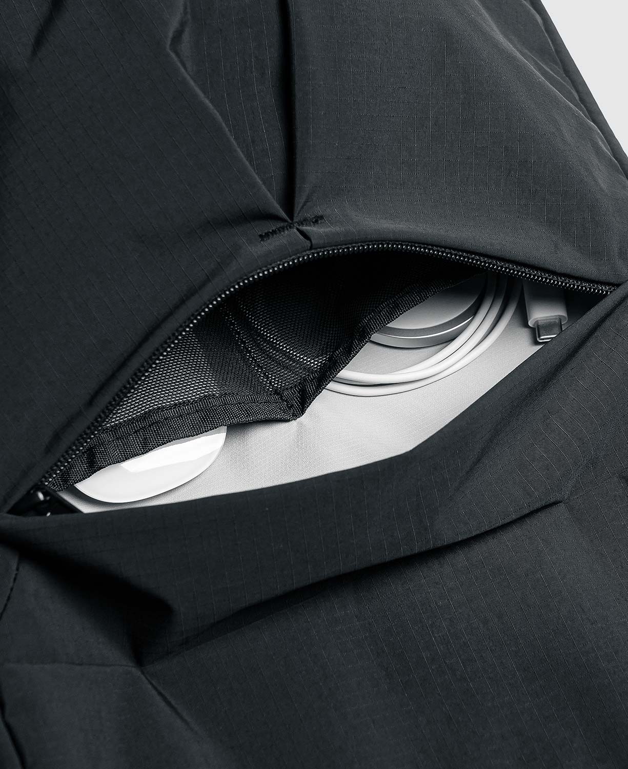 口袋內部的彈性網袋，能收納滑鼠、硬碟等小物