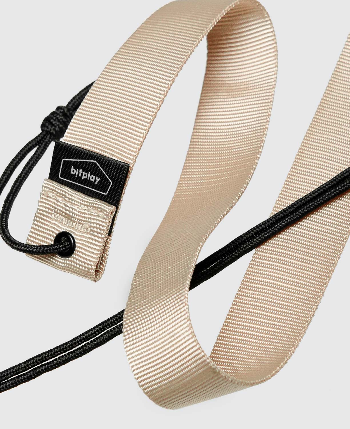 可調式減壓背帶支持頸掛與側背，提升背負舒適度。