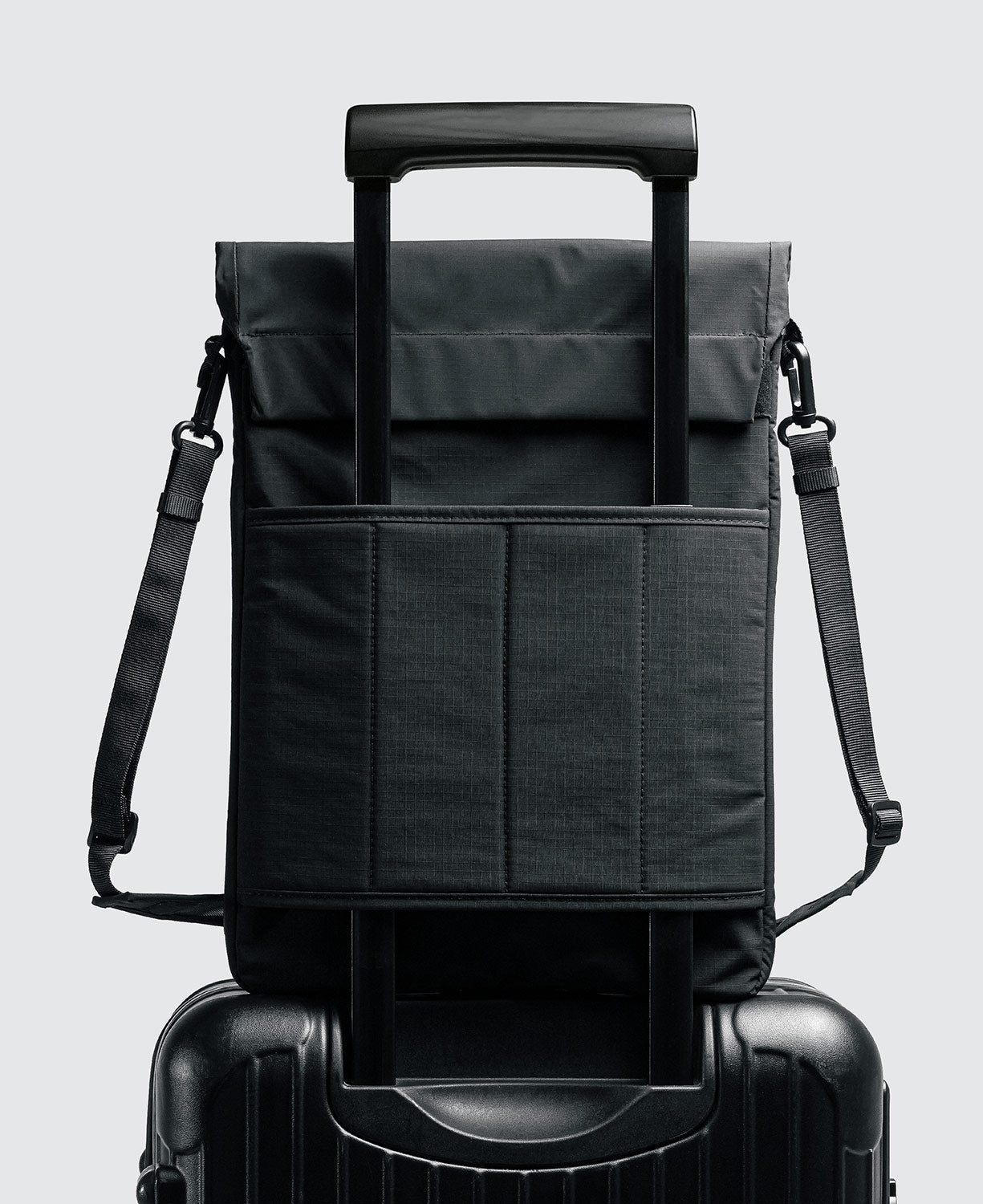 而背面設有鋪棉行李插袋，方便將包包固定在行李箱上，提升旅行便捷性。