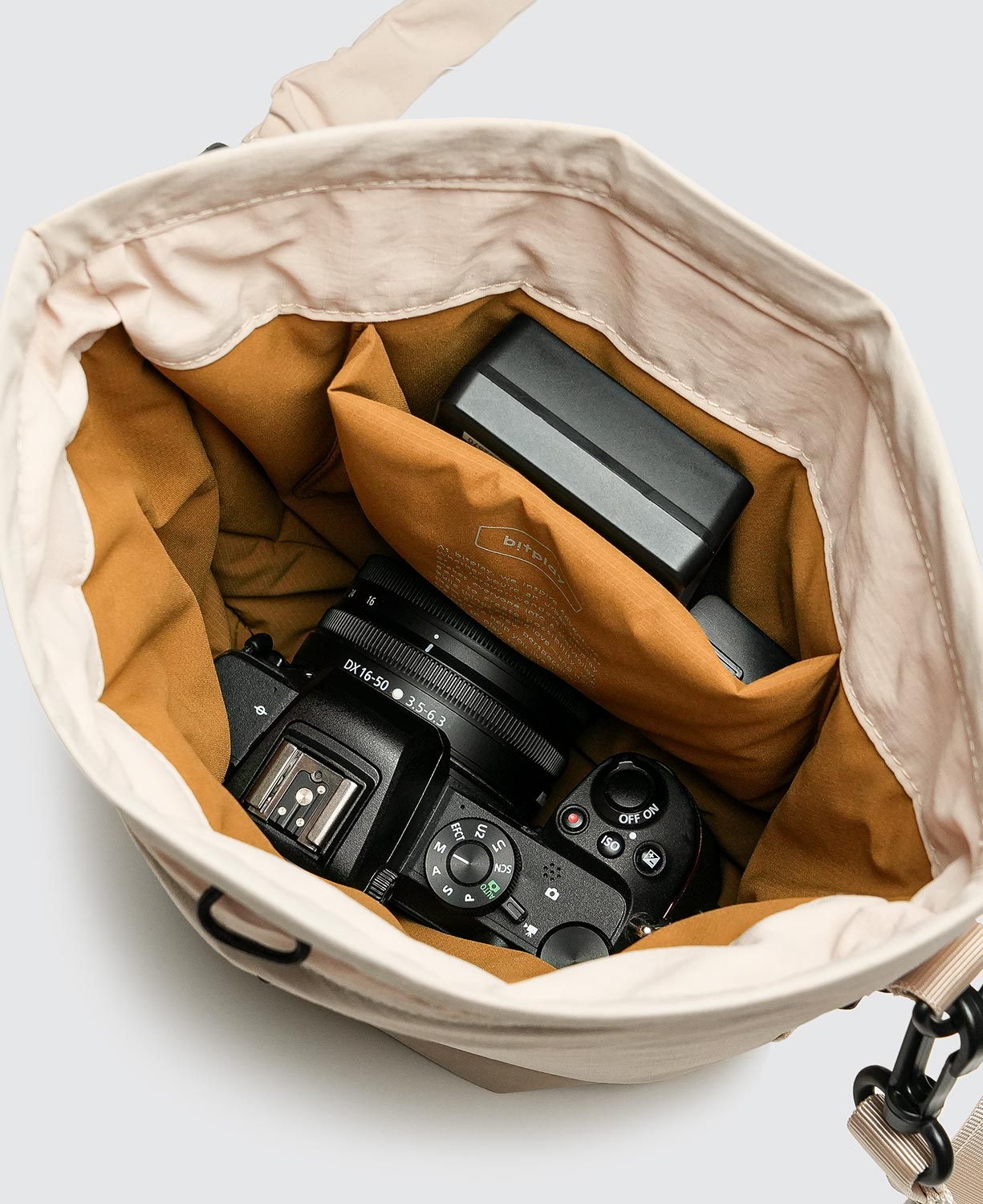 專為攝影愛好者量身打造。

內襯採用多層填充設計，為相機提供全面防撞保護
