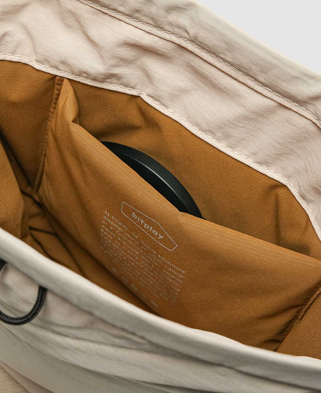 內部貼式口袋則讓鏡頭蓋、記憶卡與電池分區收納，避免刮傷與碰撞