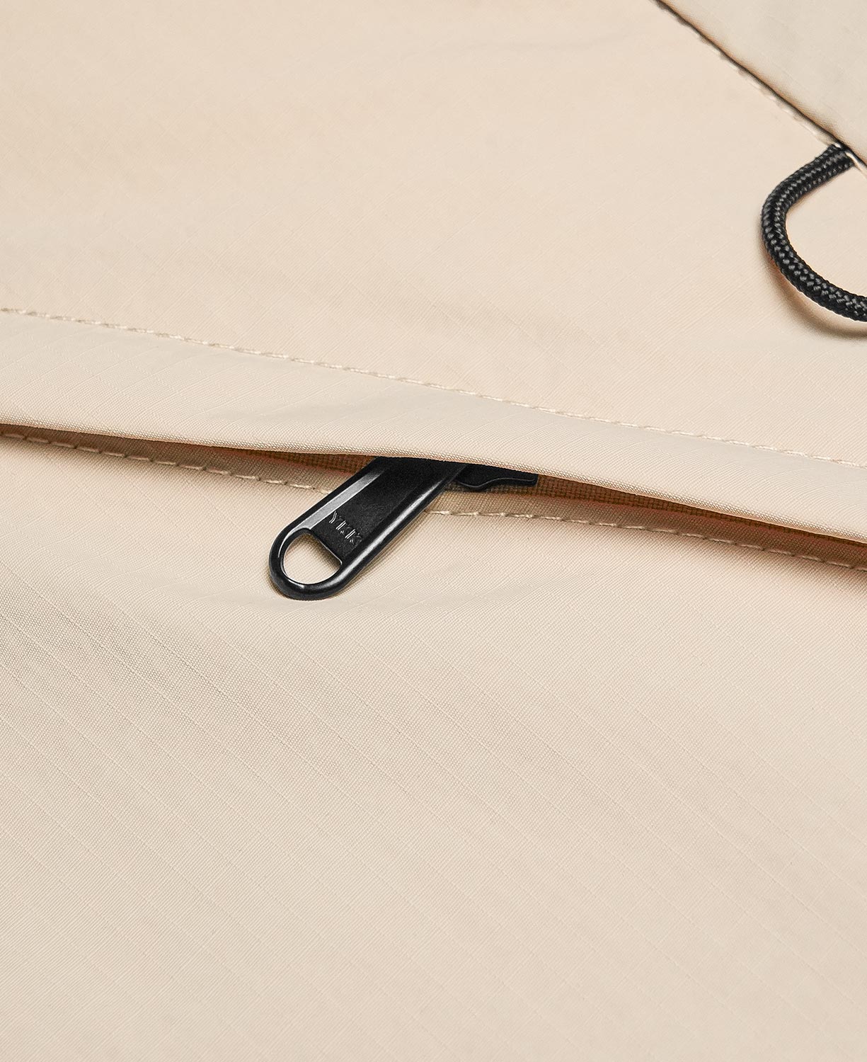 正面斜口袋具備防水擋片，適合放置電池或日常小物。