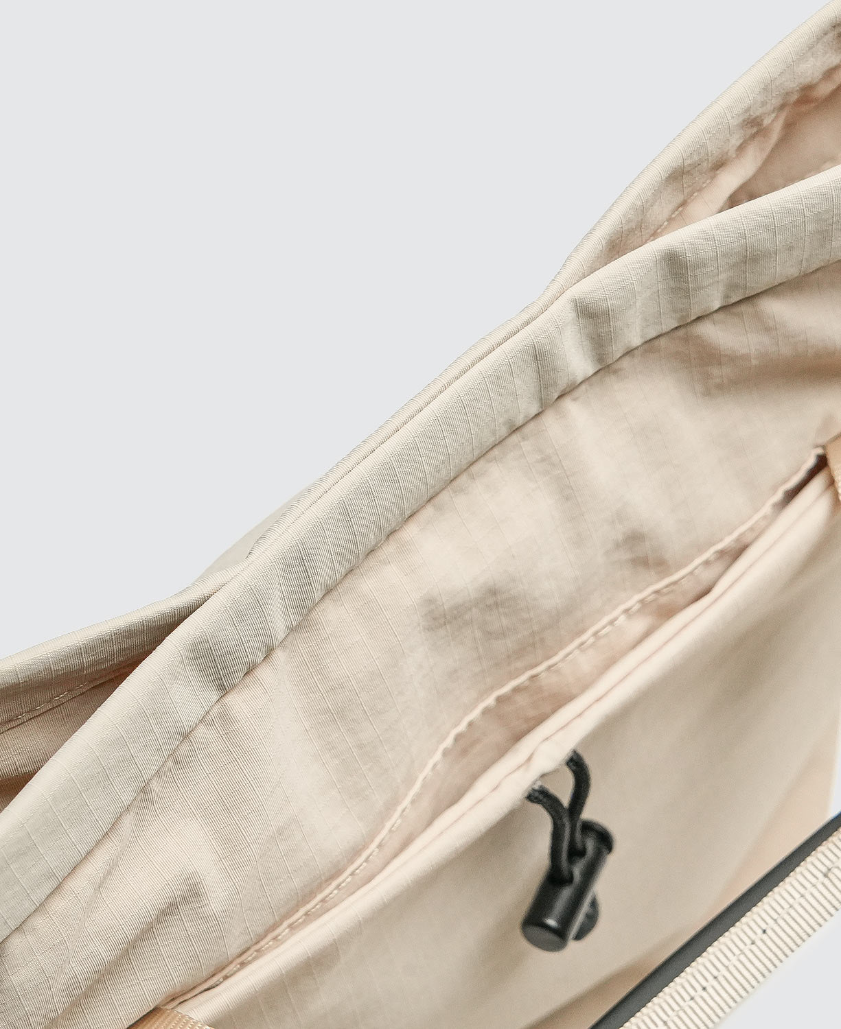 包袋本身為磁吸開合方便取用物品