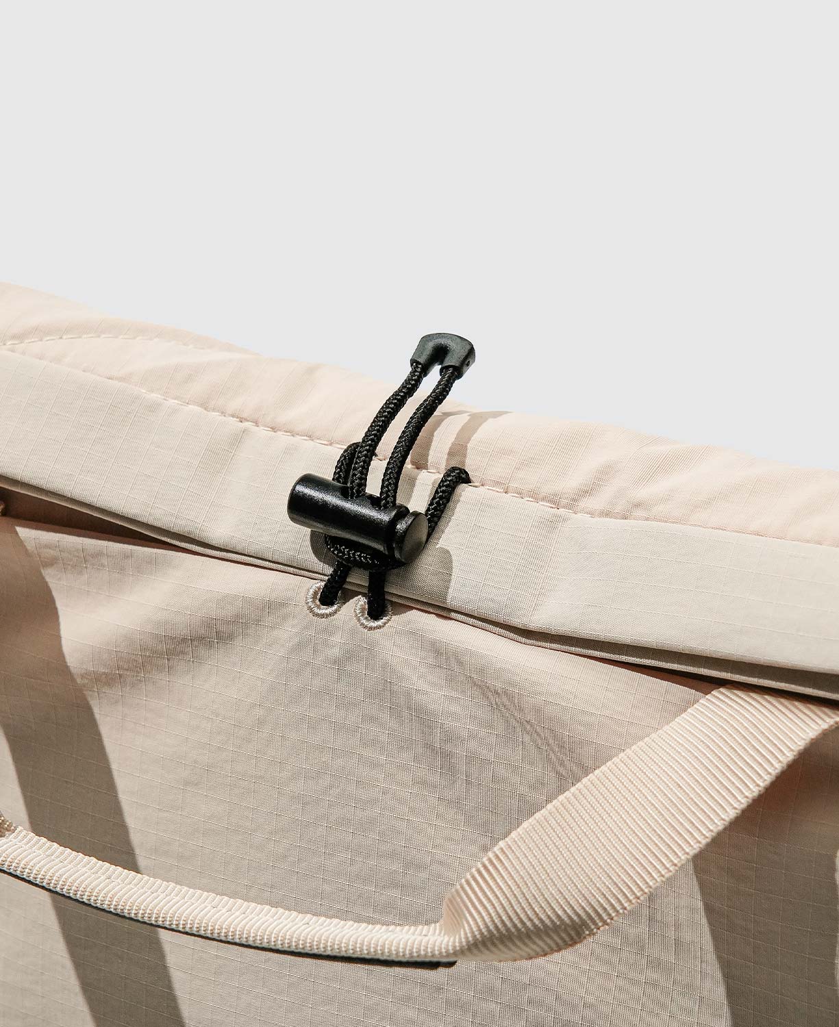 包袋上方開口可折束緊閉，防盜與防水功能兼具