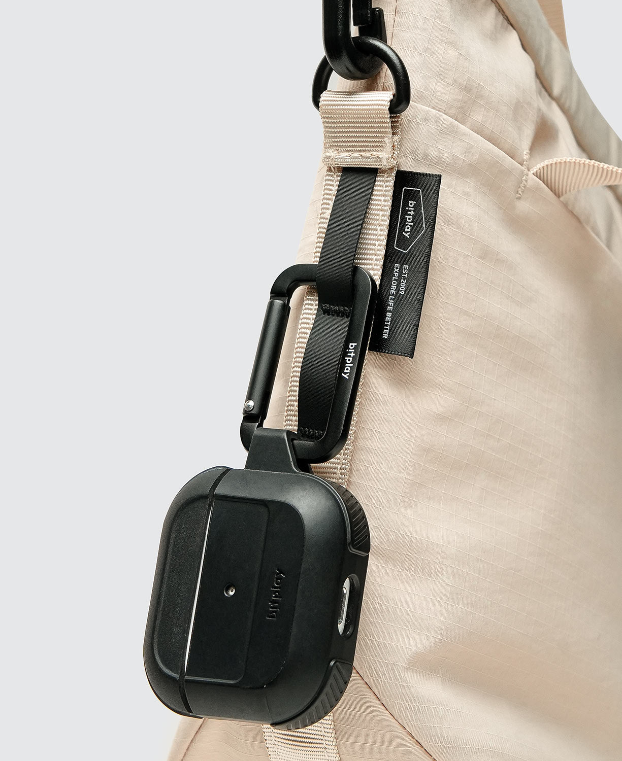 包體外圍設有半圈織帶掛點，提升穩定性，並附TPU掛點，方便懸掛吊飾或耳機，滿足多樣需求。