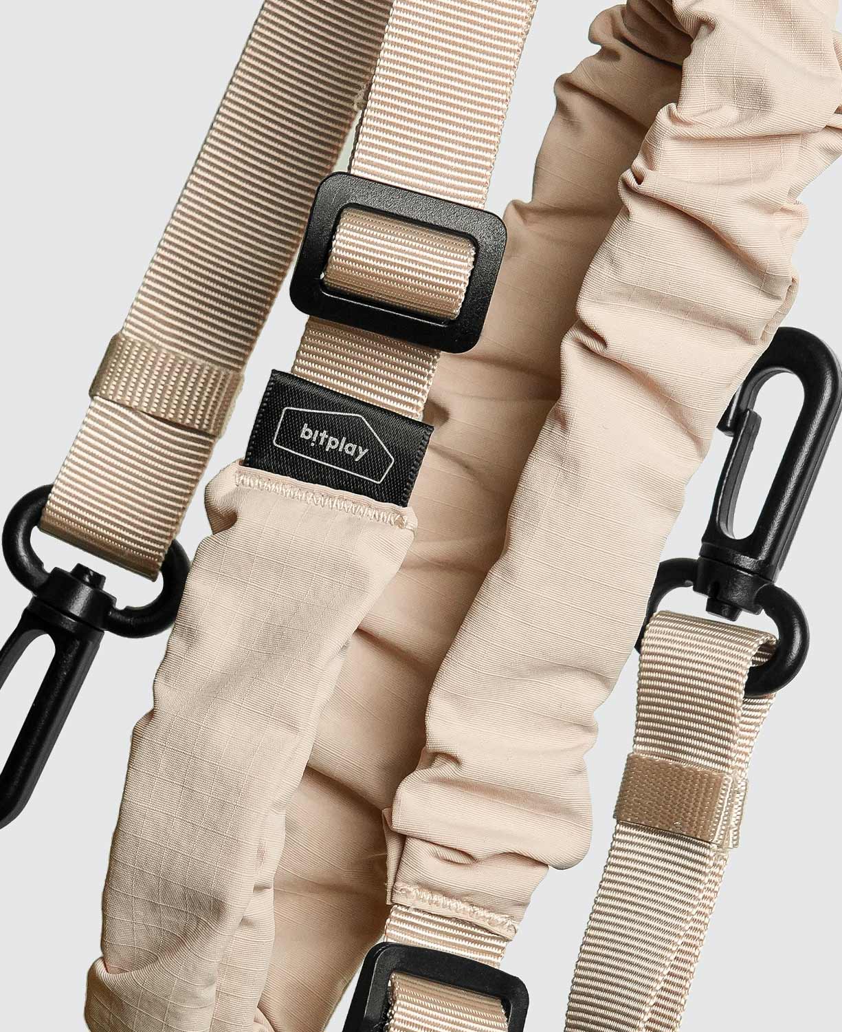 杏色款則採用圈圈背帶，展現俏皮可愛的風格