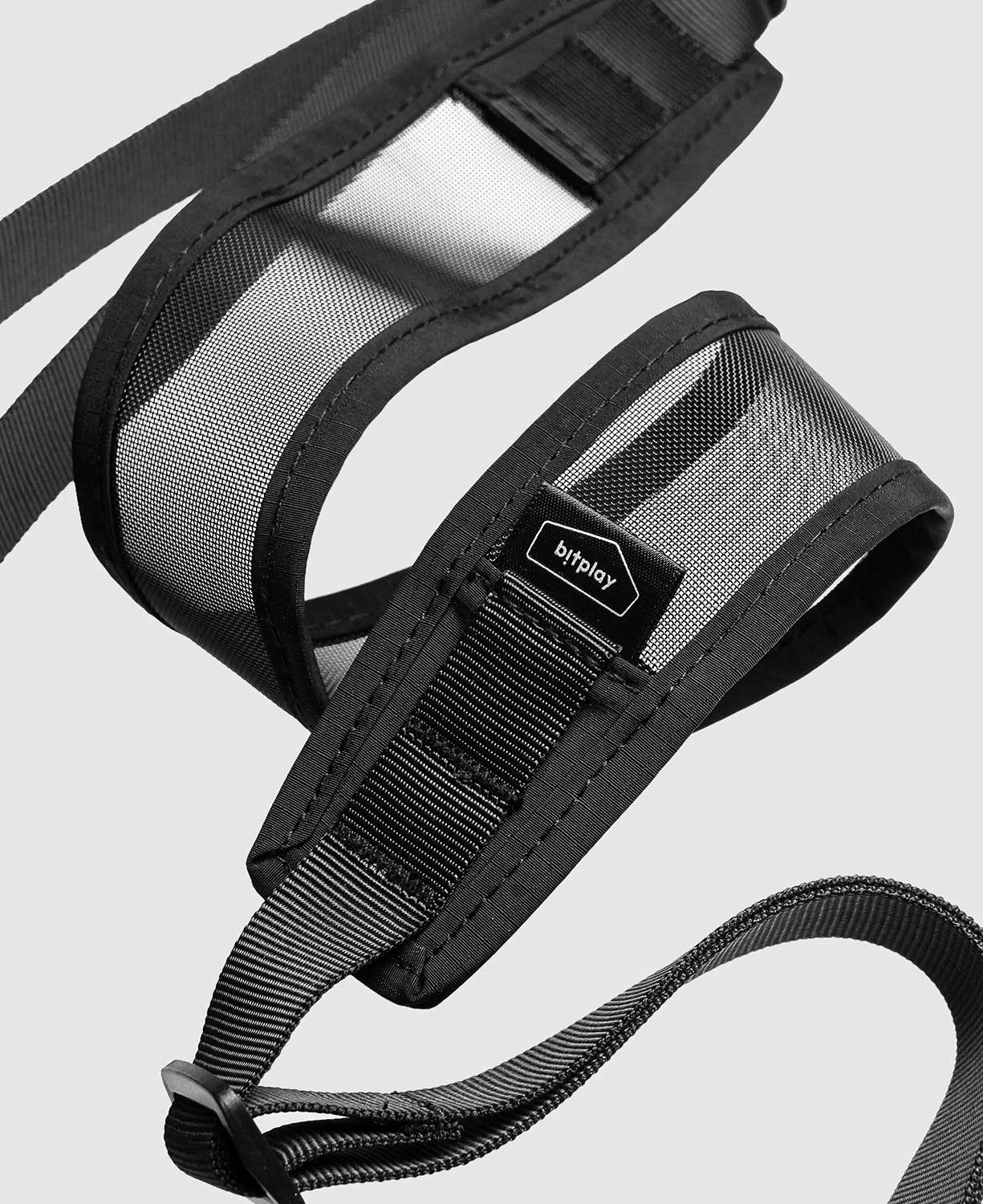 黑色款搭配減壓網布背帶，透氣排汗且穩固舒適